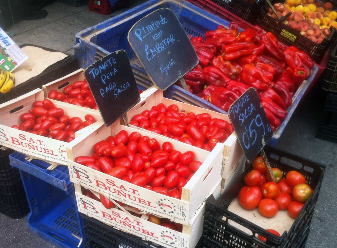 Pimientos y tomates en el mercado de Ponferrada
